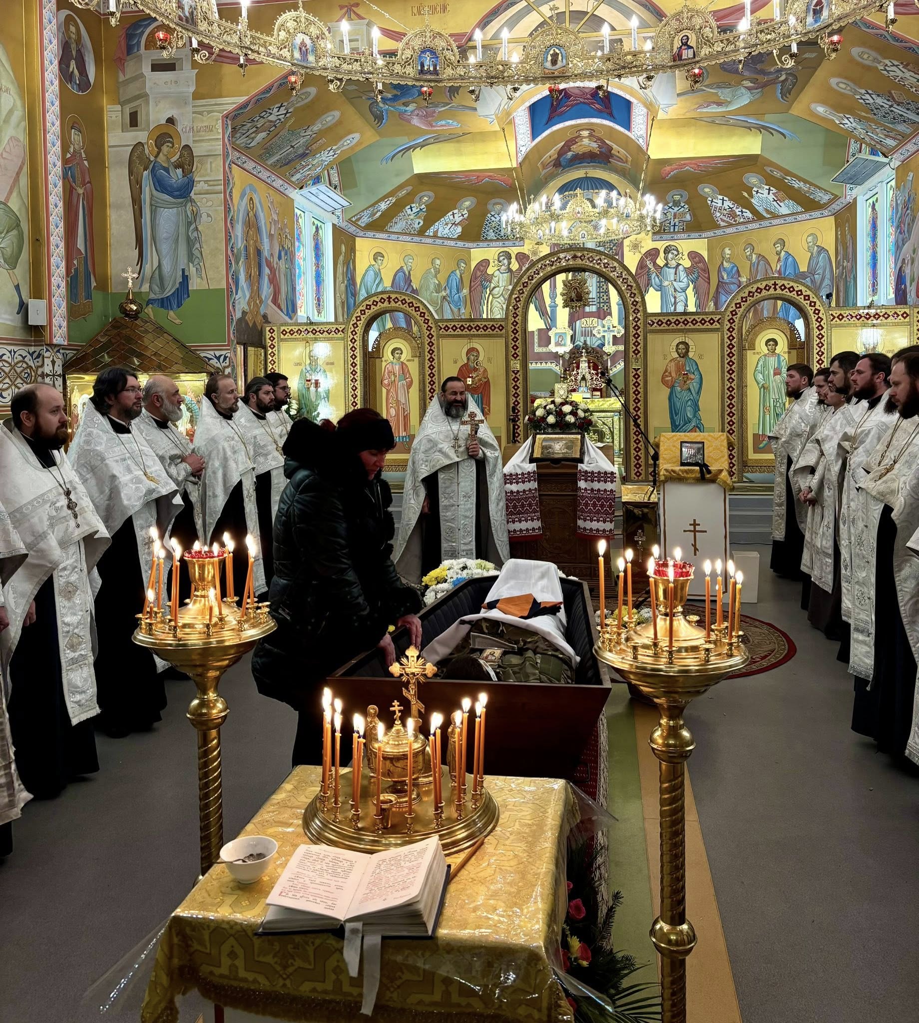 Чин погребіння полеглого воїна Миколи Куришка було звершено духовенством Ковельського