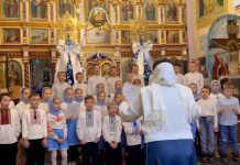 Колядують вихованці Недільної школи парафії села Здомишель, що на Ратнівщині. Керівник мат